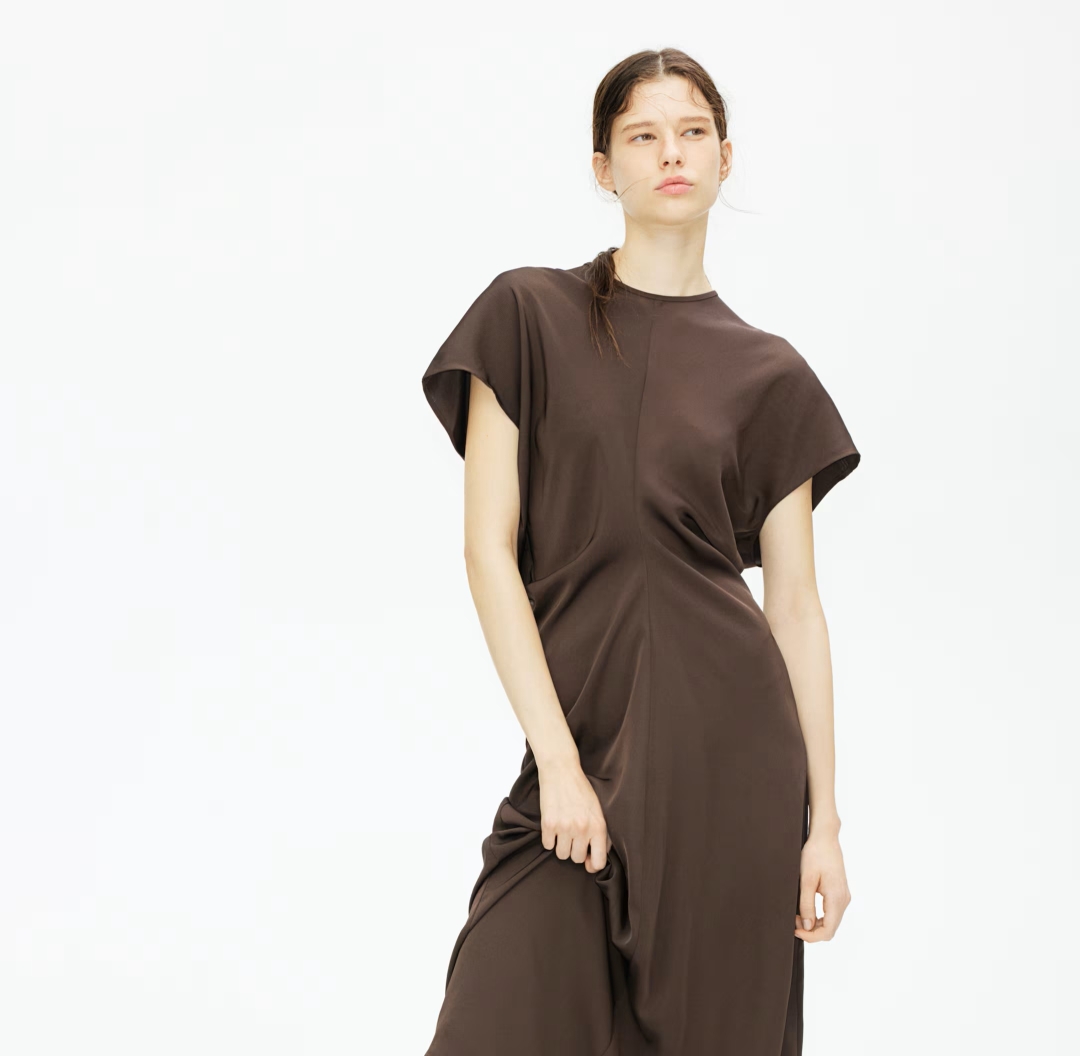 H&M ima obleko z zelo dobrim krojem, ki spominja na viralni model znamke Victoria Beckham