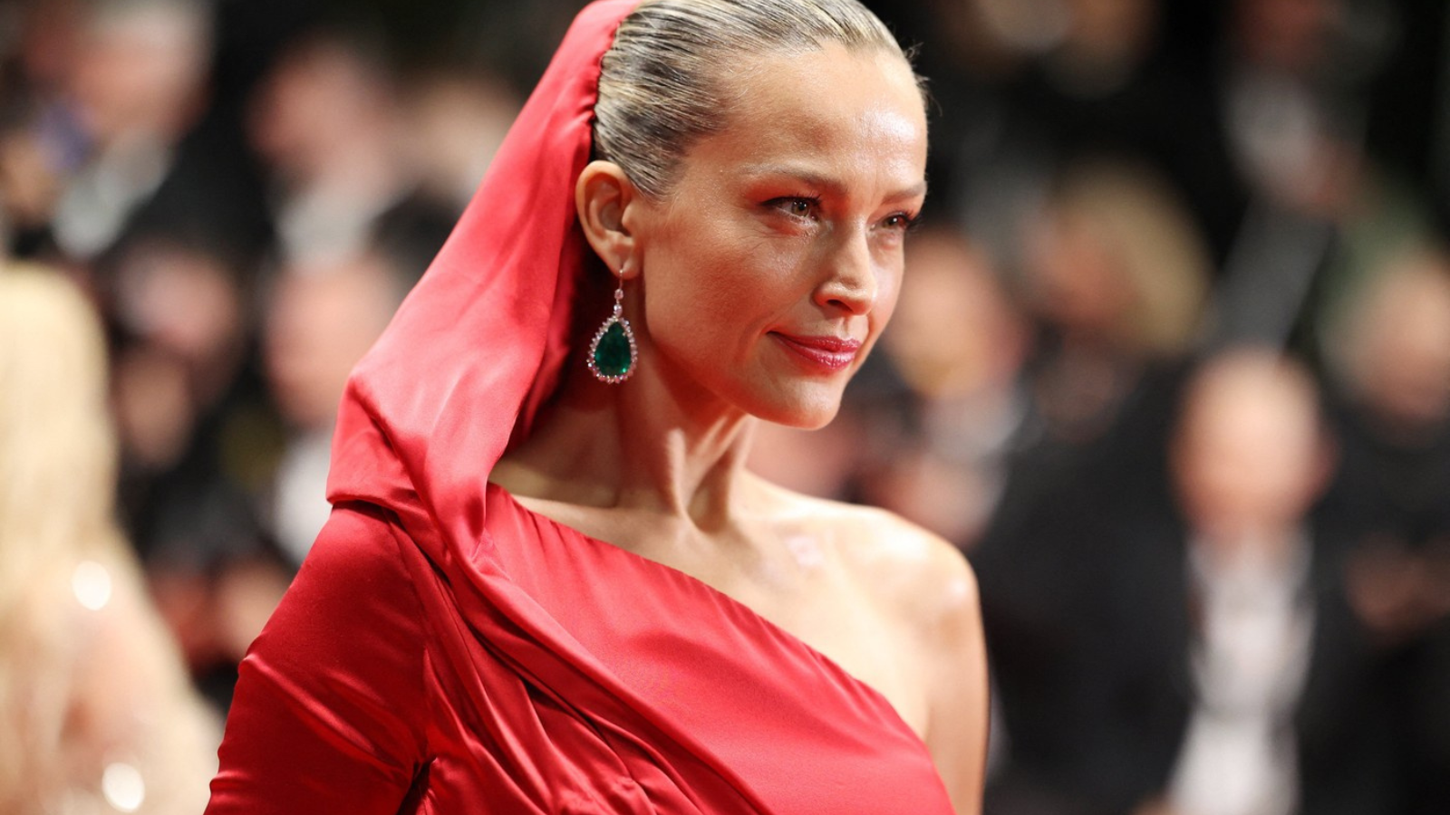 Slovenska trajnostna moda osupnila Cannes: Zvezdnice za rdečo preprogo izbrale Benedetti Life